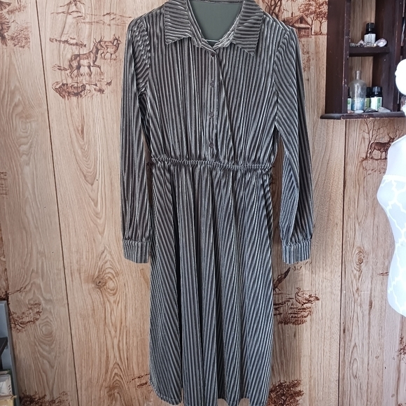 Lucidy Velvet Ribbed Fully Lined Long Sleeve Midi Dress - Picture 1 of 13